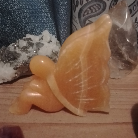 Gorgeous Honey Calcite freestanding butterfly fairy carving - Picture 3 of 3